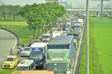Dòng người ùn ùn đi tảo mộ, về quê nghỉ Tết, cửa ngõ Sài Gòn kẹt cứng