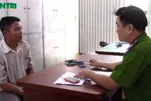 Bắt tại trận “đinh tặc” đang ném đinh tự chế “bẫy” người đi đường