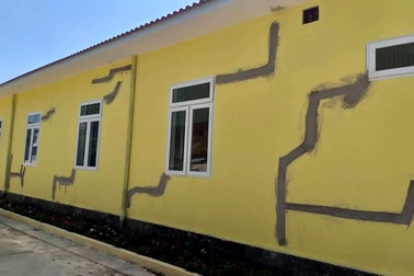 Trụ sở UBND xã xây gần 10 tỷ, chưa bàn giao đã nứt chằng chịt