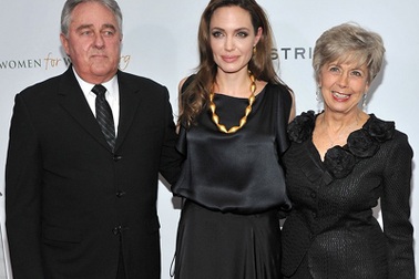 Angelina Jolie thân thiết với bố mẹ Brad