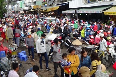 Biển người đổ về kẹt cứng Miễu bà Núi Sam