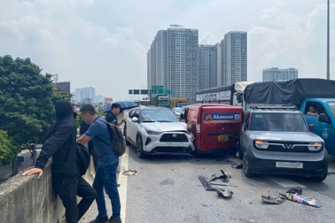 Ba ô tô tông liên hoàn trên đường Vành đai 3 ở Hà Nội