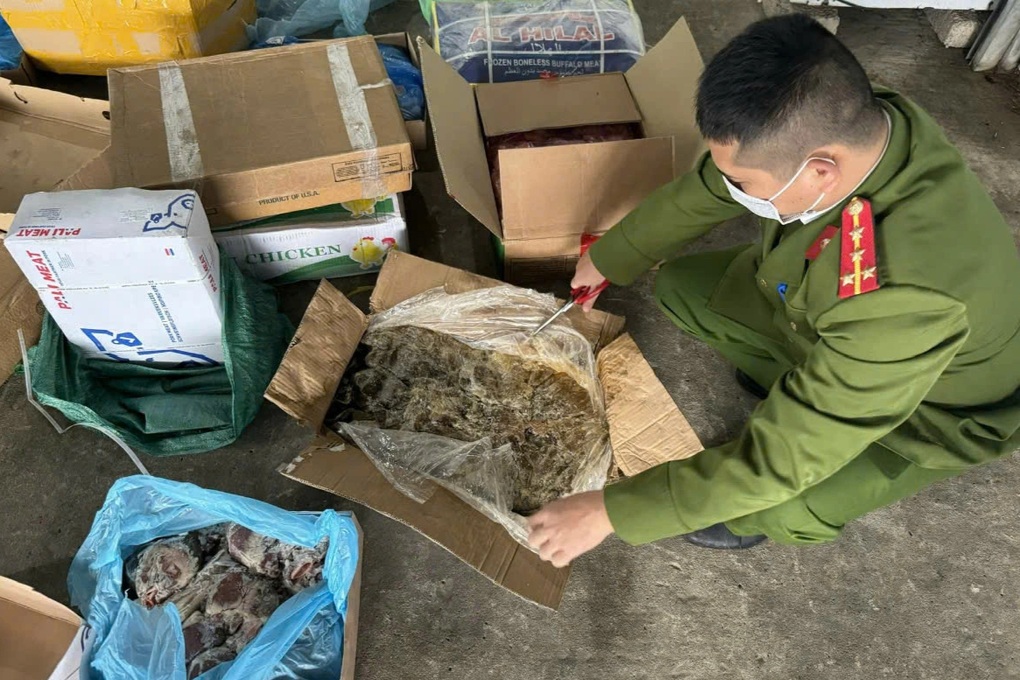 Cảnh sát khám xét kho hàng, phát hiện hơn 1,8 tấn thịt bốc mùi hôi thối - 1 Cảnh sát khám xét kho hàng, phát hiện hơn 1,8 tấn thịt bốc mùi hôi thối - 1
