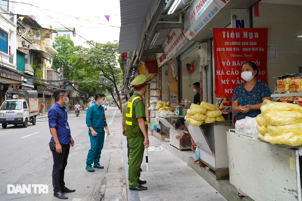 Mải chạy bộ thể dục ở Hồ Gươm, người đàn ông bị xử phạt 2 triệu đồng - 1 Mải chạy bộ thể dục ở Hồ Gươm, người đàn ông bị xử phạt 2 triệu đồng - 1