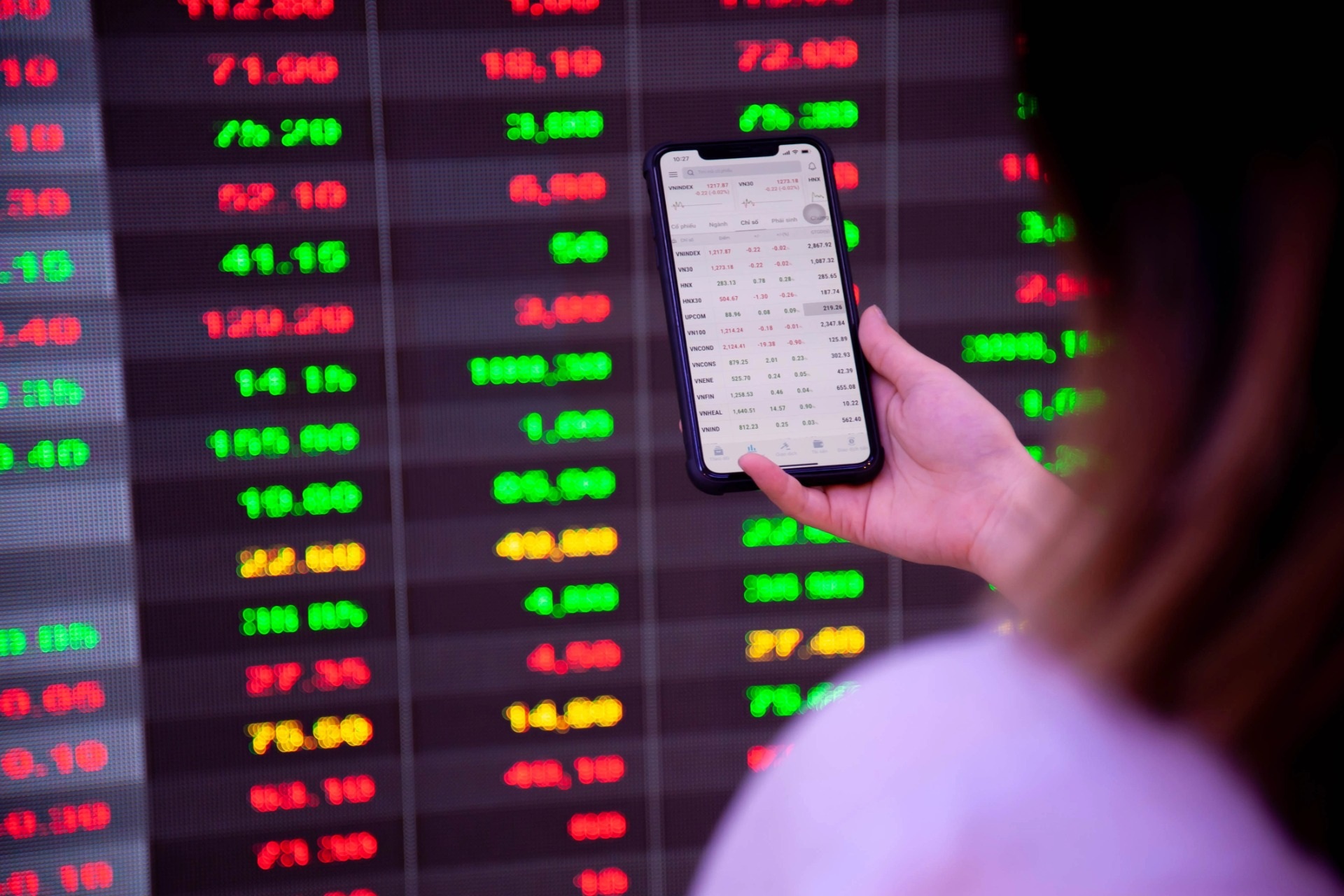 Cổ phiếu năng lượng dẫn dắt thị trường, VN-Index giảm nhẹ