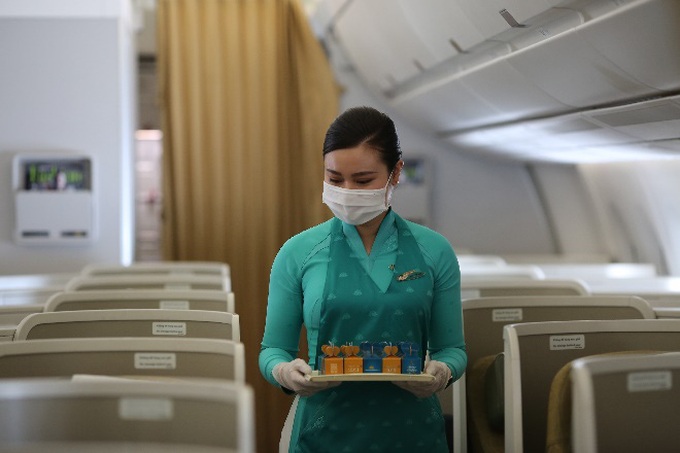 Hành khách Vietnam Airlines bất ngờ nhận quà Giáng sinh trên không - Ảnh 12.