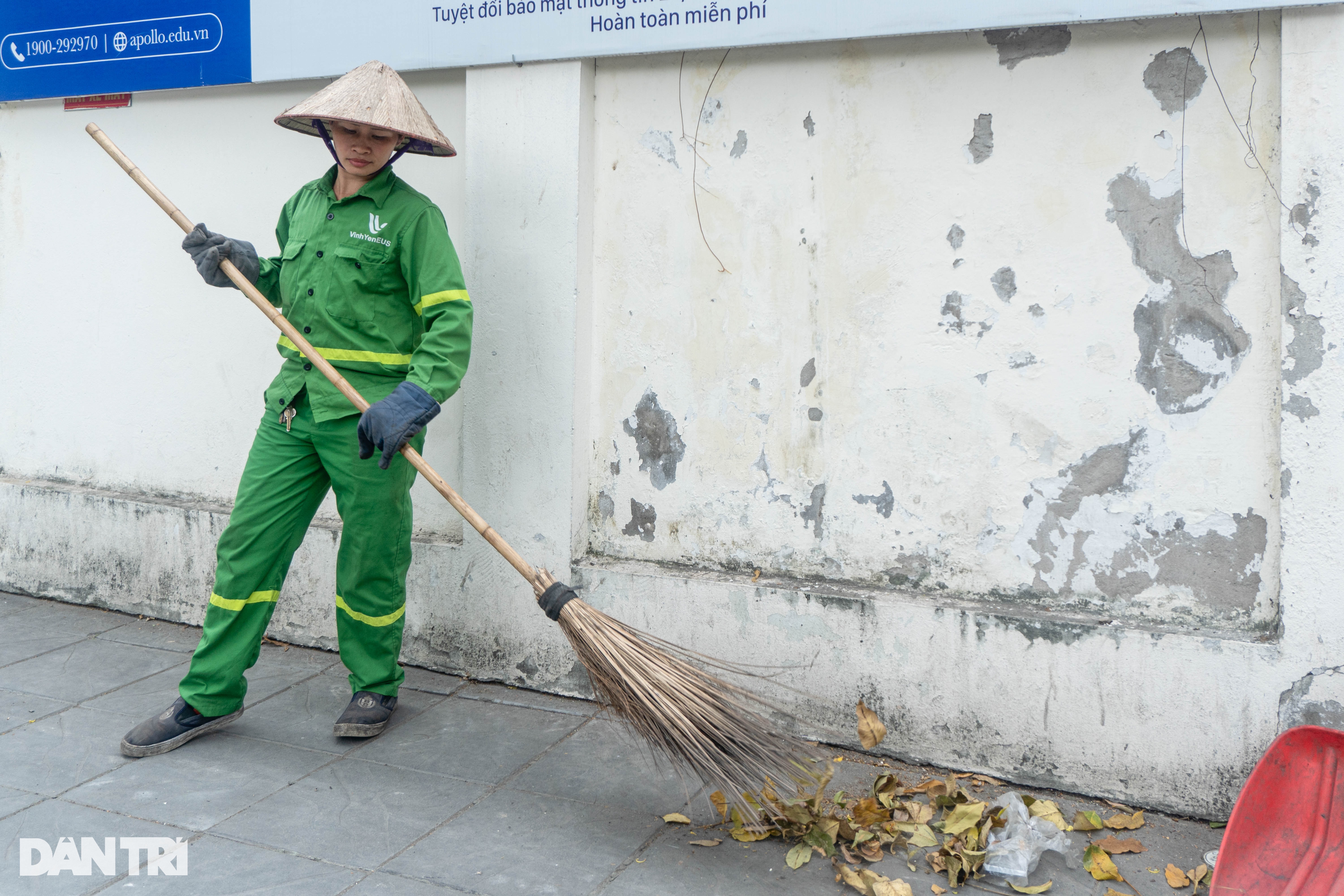 Người lao động miệt mài mưu sinh ở Hà Nội, quên ngày Quốc tế của mình - 3