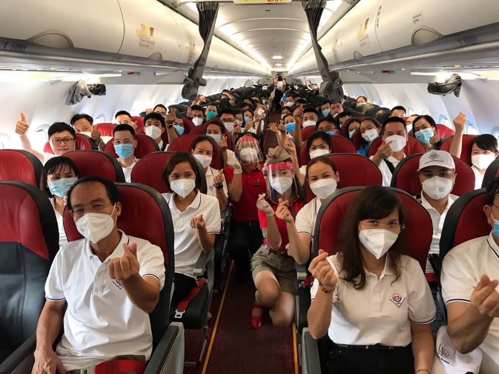Nhân viên hàng không tiếp sức chống dịch - 5 Nhân viên hàng không tiếp sức chống dịch - 5