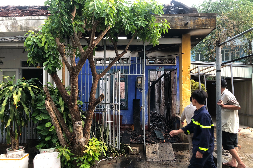 Ngôi nhà ở Kon Tum bốc cháy sau nhiều tiếng nổ lớn - 1 Ngôi nhà ở Kon Tum bốc cháy sau nhiều tiếng nổ lớn - 1