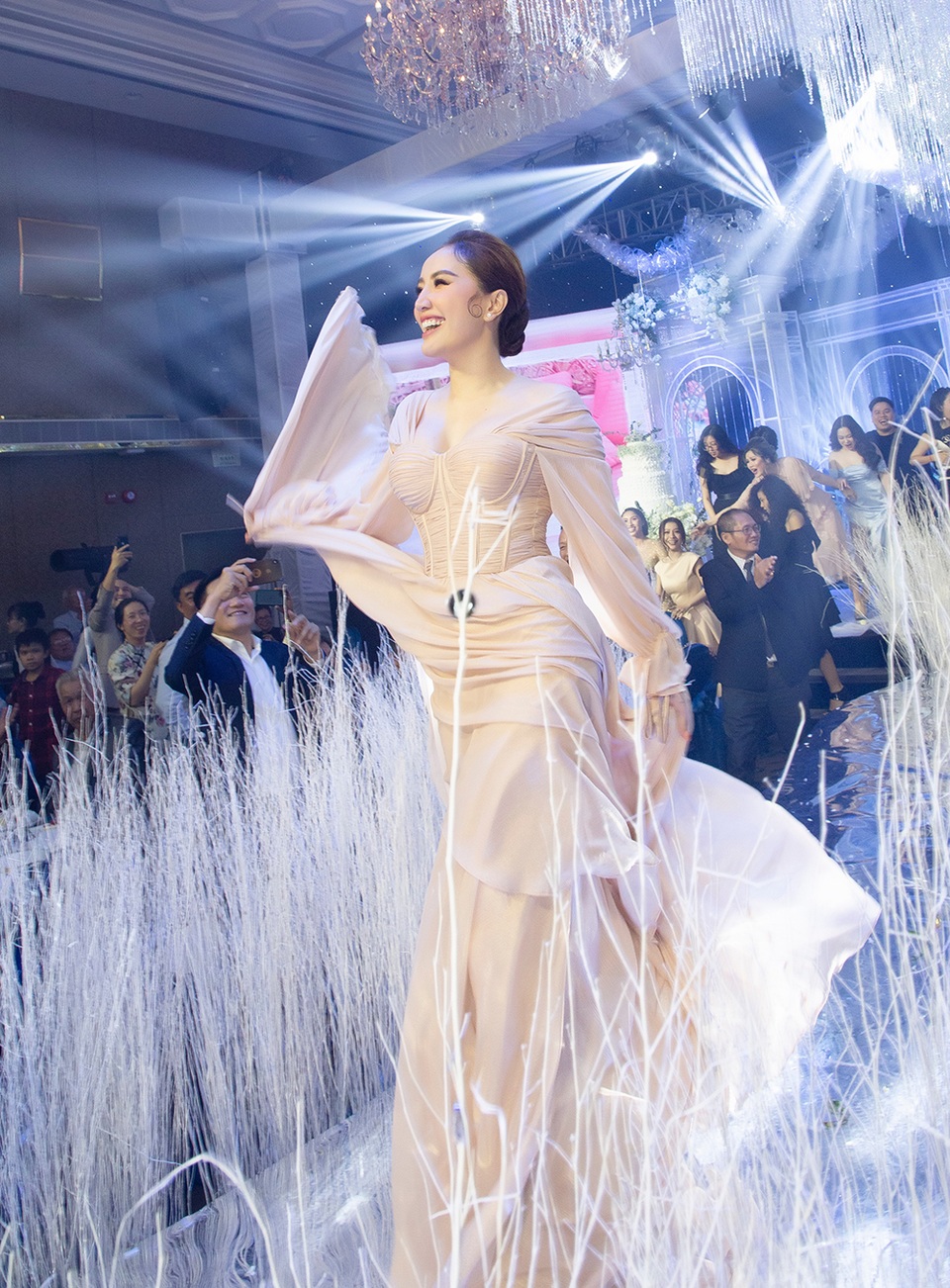 Top 3 đám cưới hào nhoáng nhất showbiz Việt năm 2019 - 13 Top 3 đám cưới hào nhoáng nhất showbiz Việt năm 2019 - 13