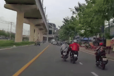 Tìm ra kẻ đạp ngã người đi xe máy ở TPHCM