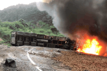 Hai ô tô va chạm rồi lật trên đèo Mang Yang, một xe bốc cháy