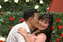 Cặp đôi chưa bấm nút đồng ý hẹn hò đã mạnh dạn "thơm má"