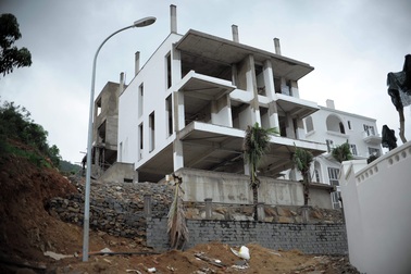 Cận cảnh dự án đua nhau rào chắn, bao vây "xẻ thịt" núi Cô Tiên ở Nha Trang