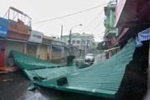 Bão Yagi đổ bộ Quảng Ninh: Đường phố ngổn ngang, hàng loạt cột điện gãy đổ