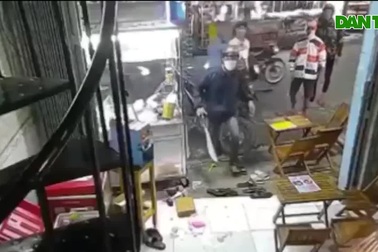 Nhóm thanh niên cầm hung khí đập phá quán trà sữa