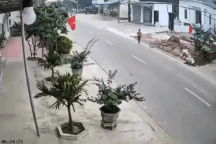 Pha bẻ lái "đỉnh cao" của tài xế xe khách, cứu mạng người trong tích tắc