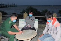 Cứu kịp thời 2 ngư phủ bị chìm tàu rơi xuống biển ngày đầu năm mới