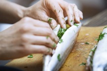 Bị mẹ bạn trai chê vụng, loại thẳng tay vì "không phân biệt nổi con cá"