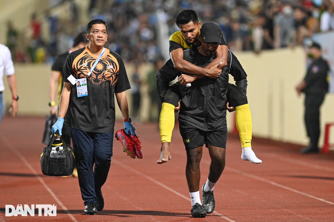 Cầu thủ U23 Malaysia nhập viện cấp cứu ở trận gặp Thái Lan - 2 Cầu thủ U23 Malaysia nhập viện cấp cứu ở trận gặp Thái Lan - 2