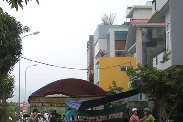 Bé 4 tuổi chết thảm do tai nạn cửa cuốn