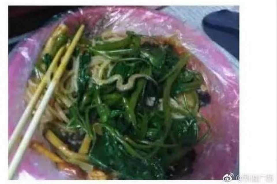 Nhân viên ném phần xương đã ăn vào chảo để nấu lại đồ ăn cho khách - 2 Nhân viên ném phần xương đã ăn vào chảo để nấu lại đồ ăn cho khách - 2