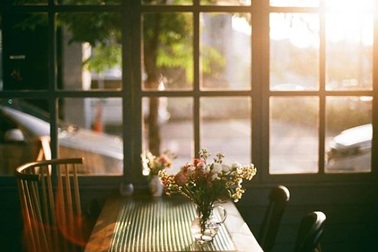 Phía trong ngôi nhà đầy hoa