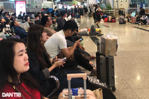 Nhiều chuyến bay bị chậm, hàng nghìn người vạ vật ở sân bay