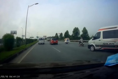 Bị xe khách phóng nhanh tạt đầu, ô tô, xe máy phanh dúi dụi