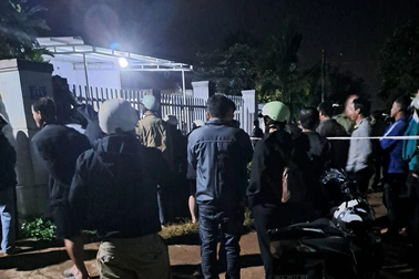 Bố và con trai 7 tuổi tử vong trong tư thế treo cổ sau nhà