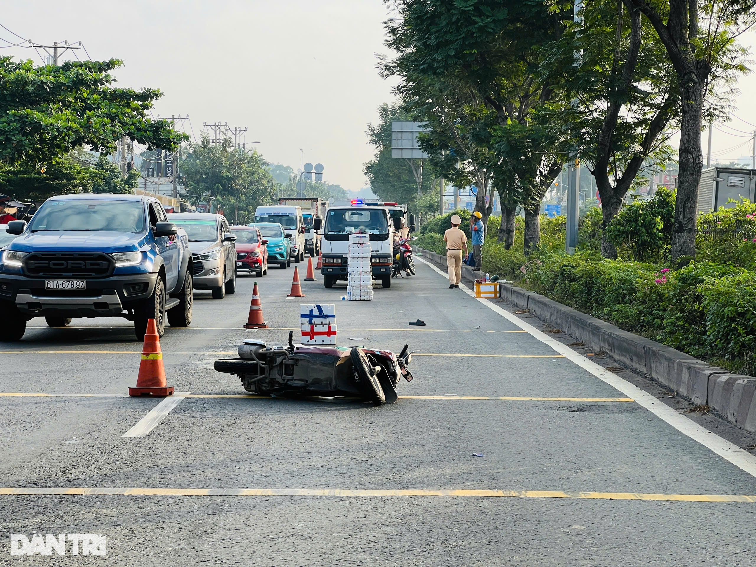 Một người nằm chết trong làn ô tô trên quốc lộ 1, xe máy văng xa - 1