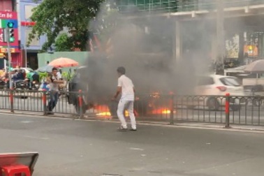 Xe tải bất ngờ bốc cháy, người đi đường tháo chạy