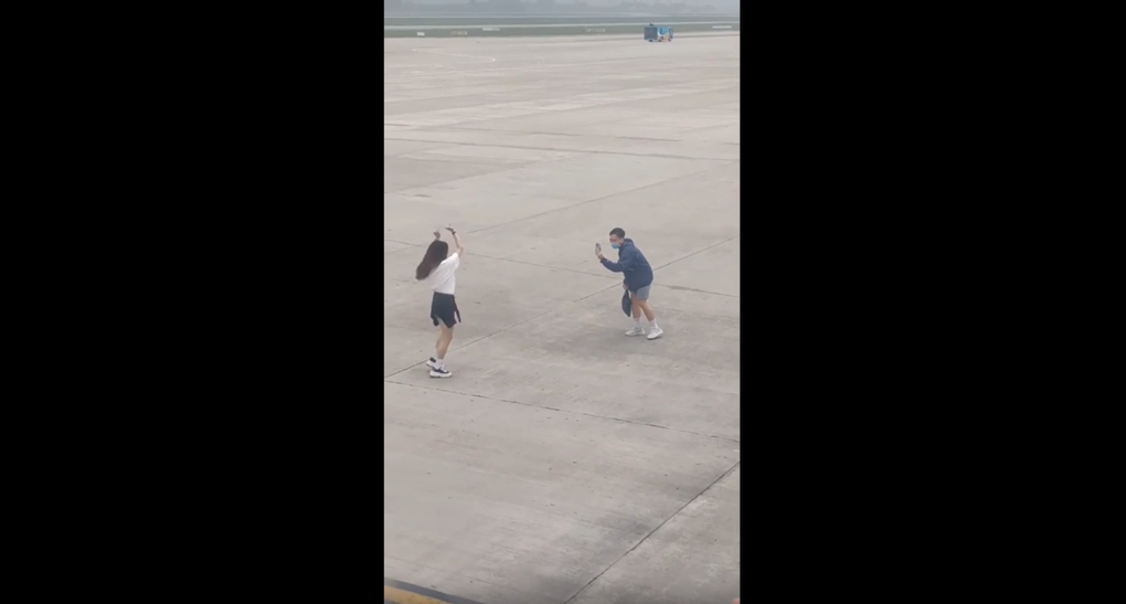 Người trẻ ham quay TikTok bất chấp: Không quan tâm ánh mắt người qua đường - 2 Người trẻ ham quay TikTok bất chấp: Không quan tâm ánh mắt người qua đường - 2