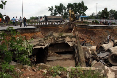 Cận cảnh việc khắc phục “hố tử thần”