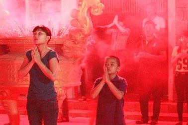 Các chùa đông nghịt người đêm rằm tháng Bảy