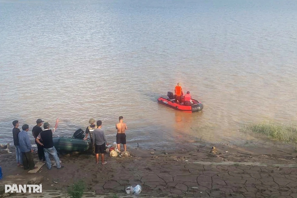 Tìm thấy thi thể người bố ôm 2 con nhảy sông Lam - 1 Tìm thấy thi thể người bố ôm 2 con nhảy sông Lam - 1