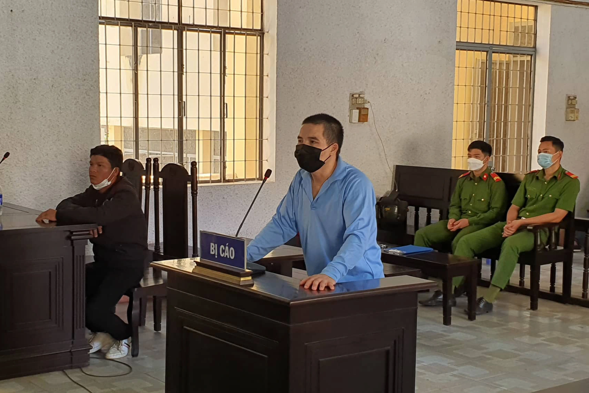Lĩnh án tù từ việc quay video lâm tặc xẻ gỗ rừng - 1 Lĩnh án tù từ việc quay video lâm tặc xẻ gỗ rừng - 1