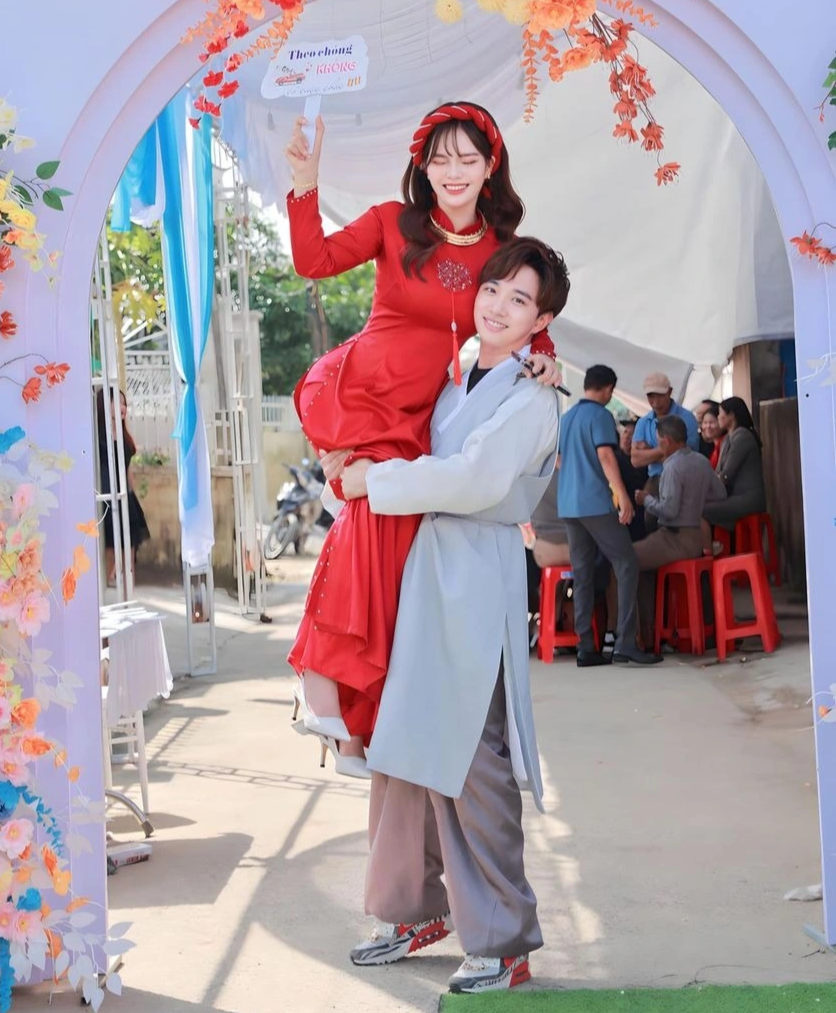 ម្ដាយក្មេកកូរ៉េត្រឡប់មកហាទីញទៅជប់លៀងក្នុងពិធីមង្គលការគ្រួសារកូនក្រមុំ - ៣ Mẹ chồng Hàn Quốc về Hà Tĩnh quẩy trong đám cưới ở nhà gái - 3