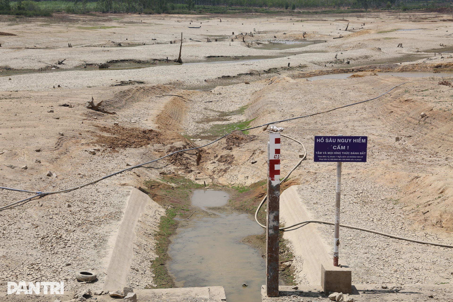 Nắng nóng kéo dài, nhiều hồ thủy lợi ở Bình Thuận trơ đáy - 2 Nắng nóng kéo dài, nhiều hồ thủy lợi ở Bình Thuận trơ đáy - 2