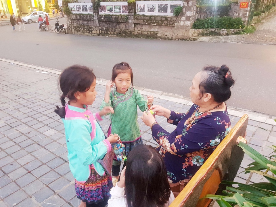 Những đứa trẻ nheo nhóc bán hàng rong mưu sinh ở Sa Pa - 7 Những đứa trẻ nheo nhóc bán hàng rong mưu sinh ở Sa Pa - 7