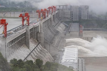 Đê sông Trường Giang vỡ, 9.000 người Trung Quốc buộc phải di tản