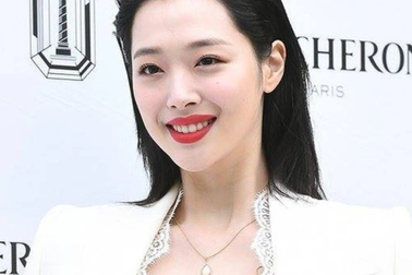 Sulli tươi tắn trong bài phỏng vấn cuối cùng, nói về lòng tin trong xã hội hiện đại