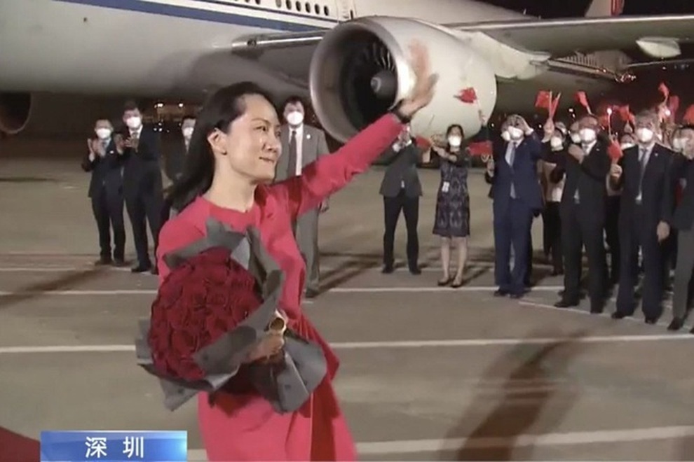 Vợ chồng bà Mạnh Vãn Chu gây sốt với màn chào đón lãng mạn như phim - 2 Vợ chồng bà Mạnh Vãn Chu gây sốt với màn chào đón lãng mạn như phim - 2