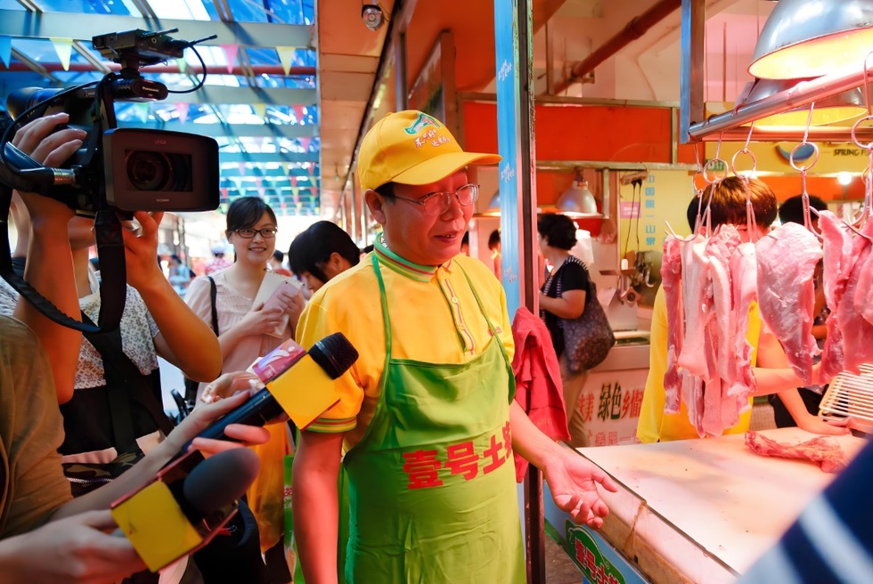 Đồ tể Bắc Đại: Chàng sinh viên văn khoa bán thịt lợn, trở thành tỷ phú - 3