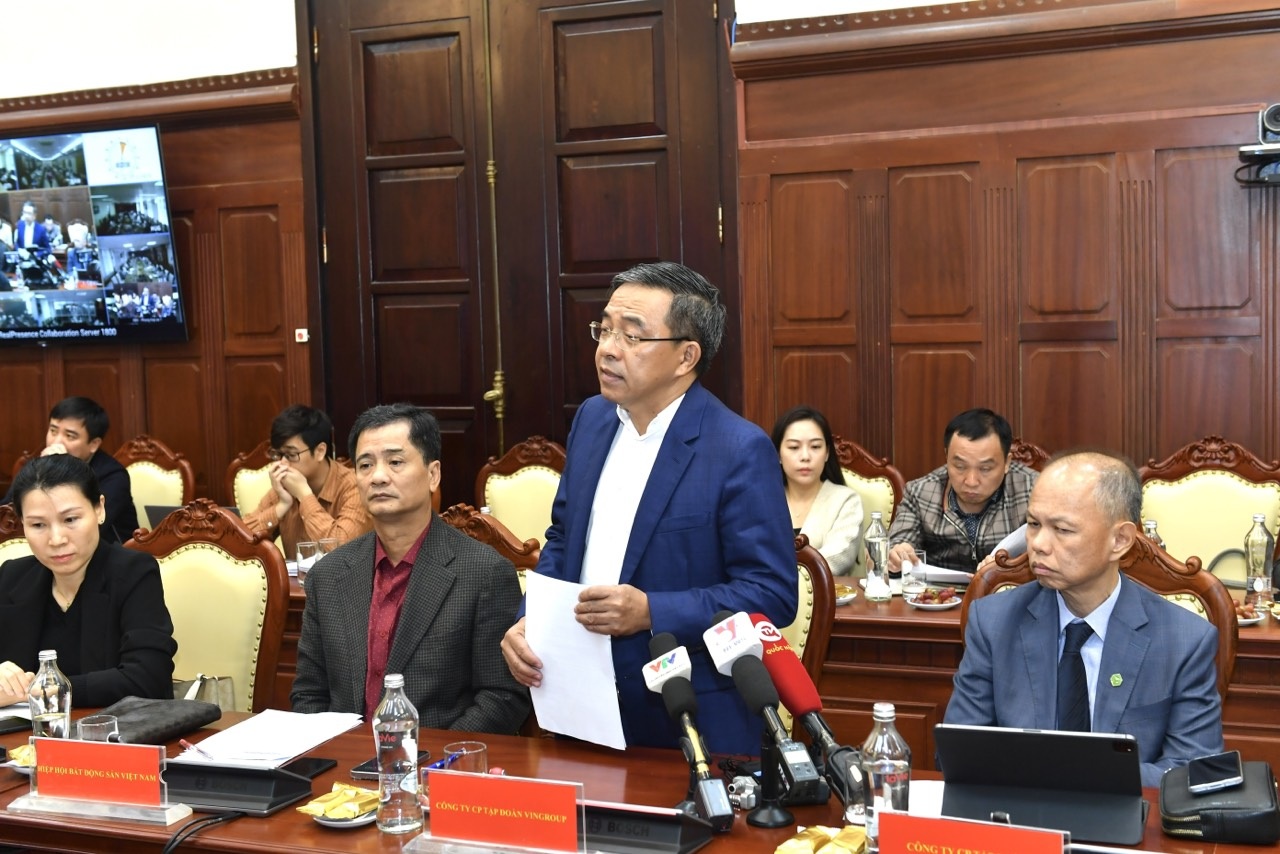 ব্যবসা প্রতিষ্ঠানগুলো সুদের হার নিয়ে অভিযোগ করছে, ভিয়েটকমব্যাংক, টেককমব্যাংক, ভিপিব্যাংক... এর কর্তারা কী বলেন? - ১ Doanh nghiệp than lãi suất, sếp Vietcombank, Techcombank, VPBank... nói gì? - 1