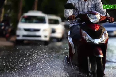 “Khu nhà giàu” quận 2 trưa oi bức, chiều bì bõm