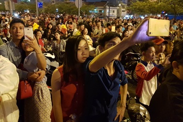 Người dân hào hứng thưởng thức pháo hoa mừng năm mới