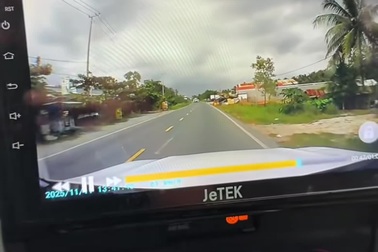 Người phụ nữ thản nhiên đi bộ sang đường như chỗ không người