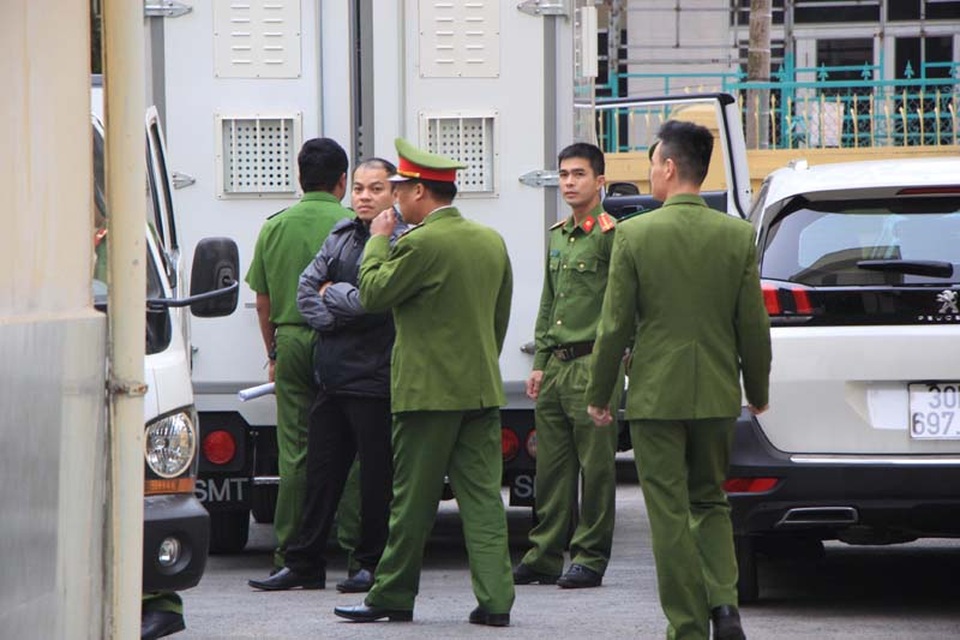 Mẹ nữ sinh giao gà cùng đồng phạm hầu tòa - 8