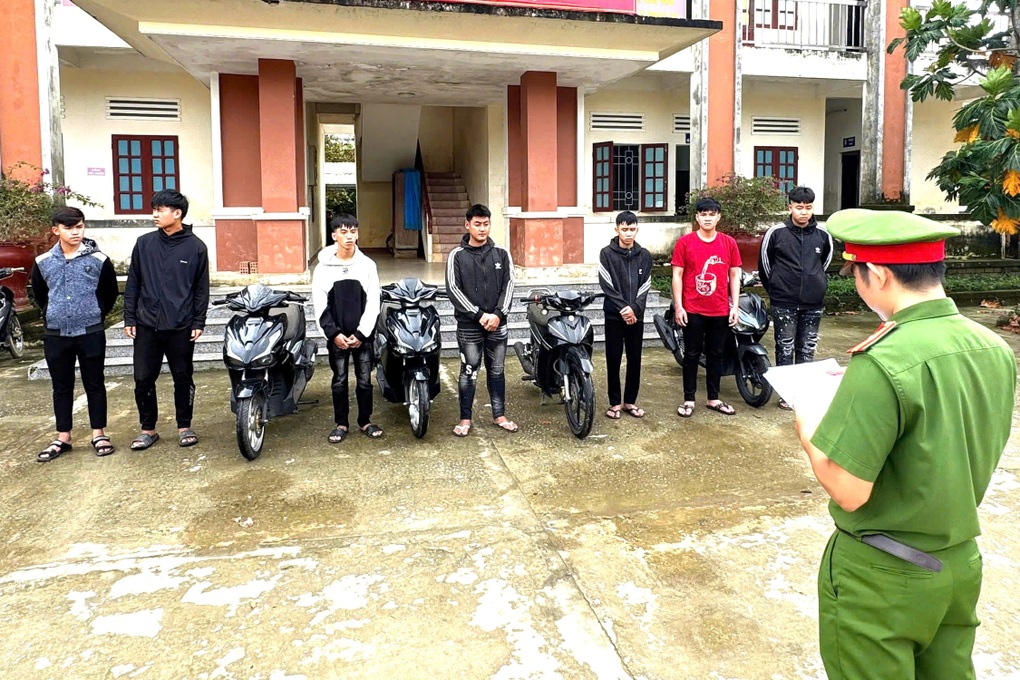 Khởi tố nhóm đối tượng mang hung khí đi truy đánh người - 1 Khởi tố nhóm đối tượng mang hung khí đi truy đánh người - 1